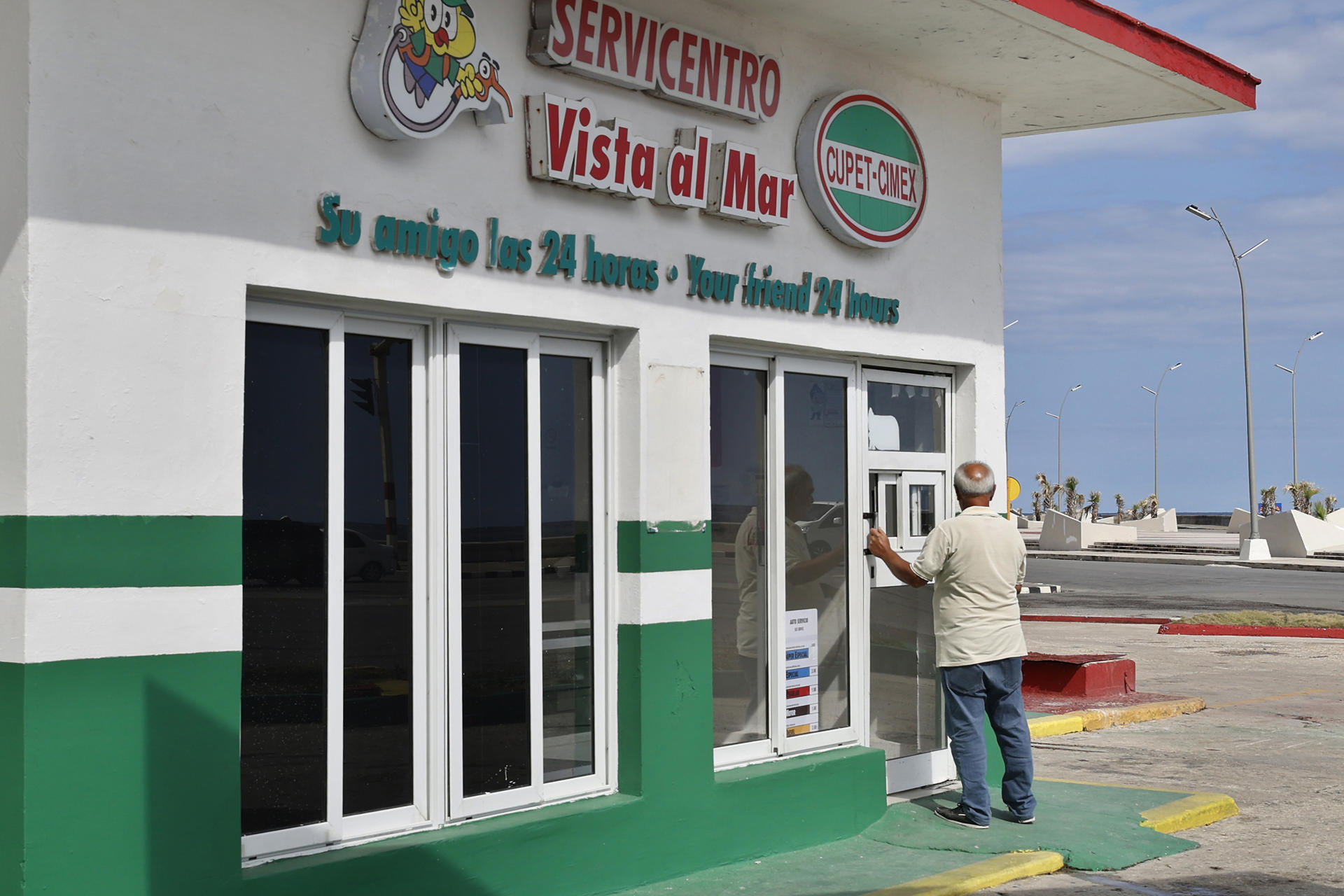 Fotografía que muestra una persona en las oficinas de una gasolinera en La Habana (Cuba). EFE/ Ernesto Mastrascusa