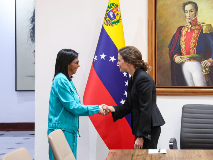 AME2195. CARACAS (VENEZUELA), 15/05/2026.- Fotografía difundida por el Palacio de Miraflores de la presidenta encargada de Venezuela, Delcy Rodríguez (i), saludando a la vicepresidenta para América Latina y el Caribe del Banco Mundial (BM), Susana Cordeiro Guerra, este viernes, en Caracas (Venezuela). EFE/ Palacio de Miraflores /SOLO USO EDITORIAL/ SOLO DISPONIBLE PARA ILUSTRAR LA NOTICIA QUE ACOMPAÑA (CRÉDITO OBLIGATORIO)
