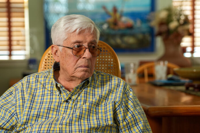 El fundador de Hermanos al Rescate, el cubano José Basulto, reacciona durante una entrevista con EFE este viernes, en Miami (EE.UU.). EFE/ Alberto Boal
