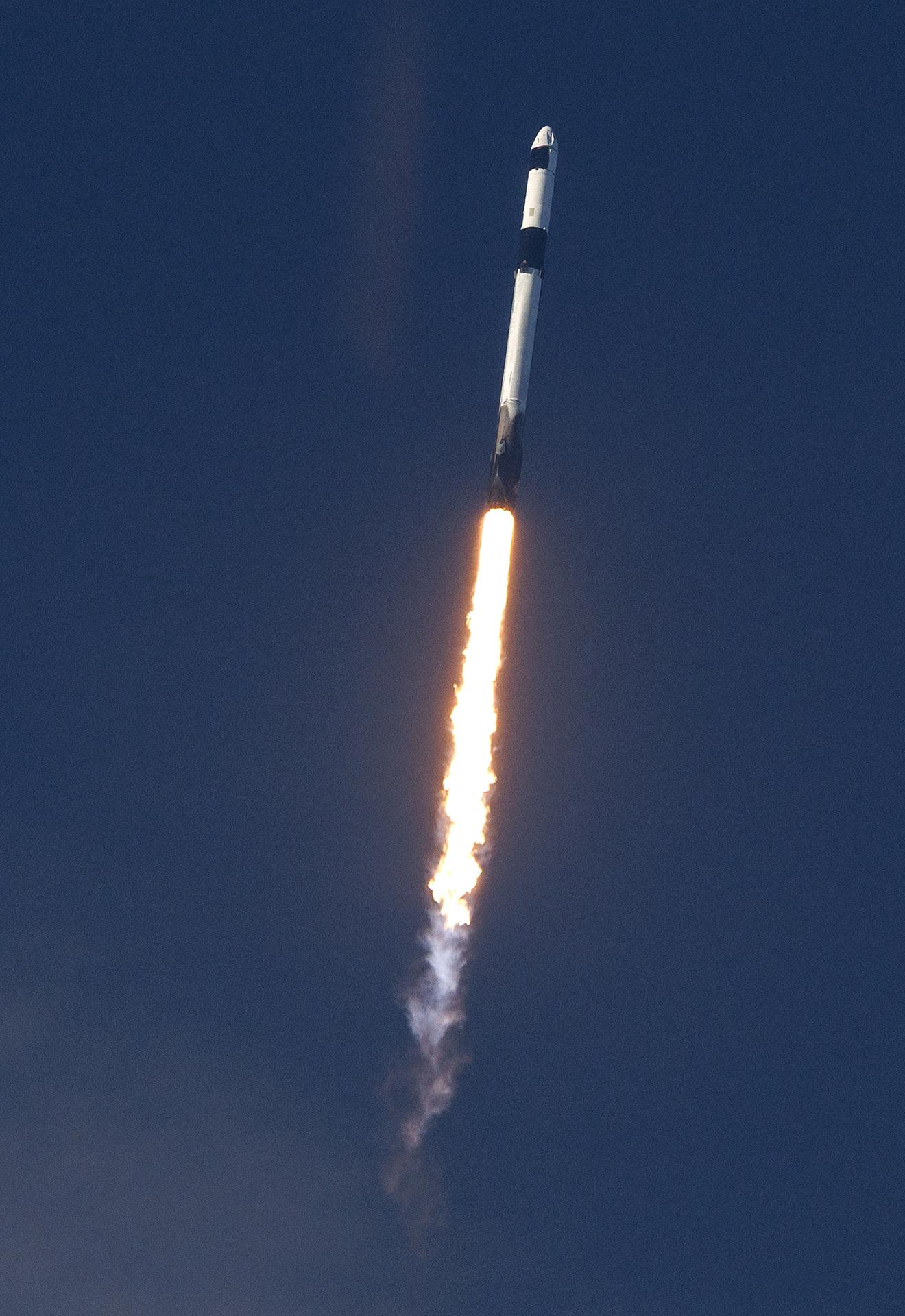 La misión CRS-34 de SpaceX de la NASA despega a bordo de una nave de carga Dragon en un cohete Falcon 9 desde el Complejo de Lanzamiento Espacial 40 en la Estación de la Fuerza Espacial de Cabo Cañaveral en Cabo Cañaveral, Florida, EE.UU., el 15 de mayo de 2026. EFE/CRISTÓBAL HERRERA-ULASHKEVICH
