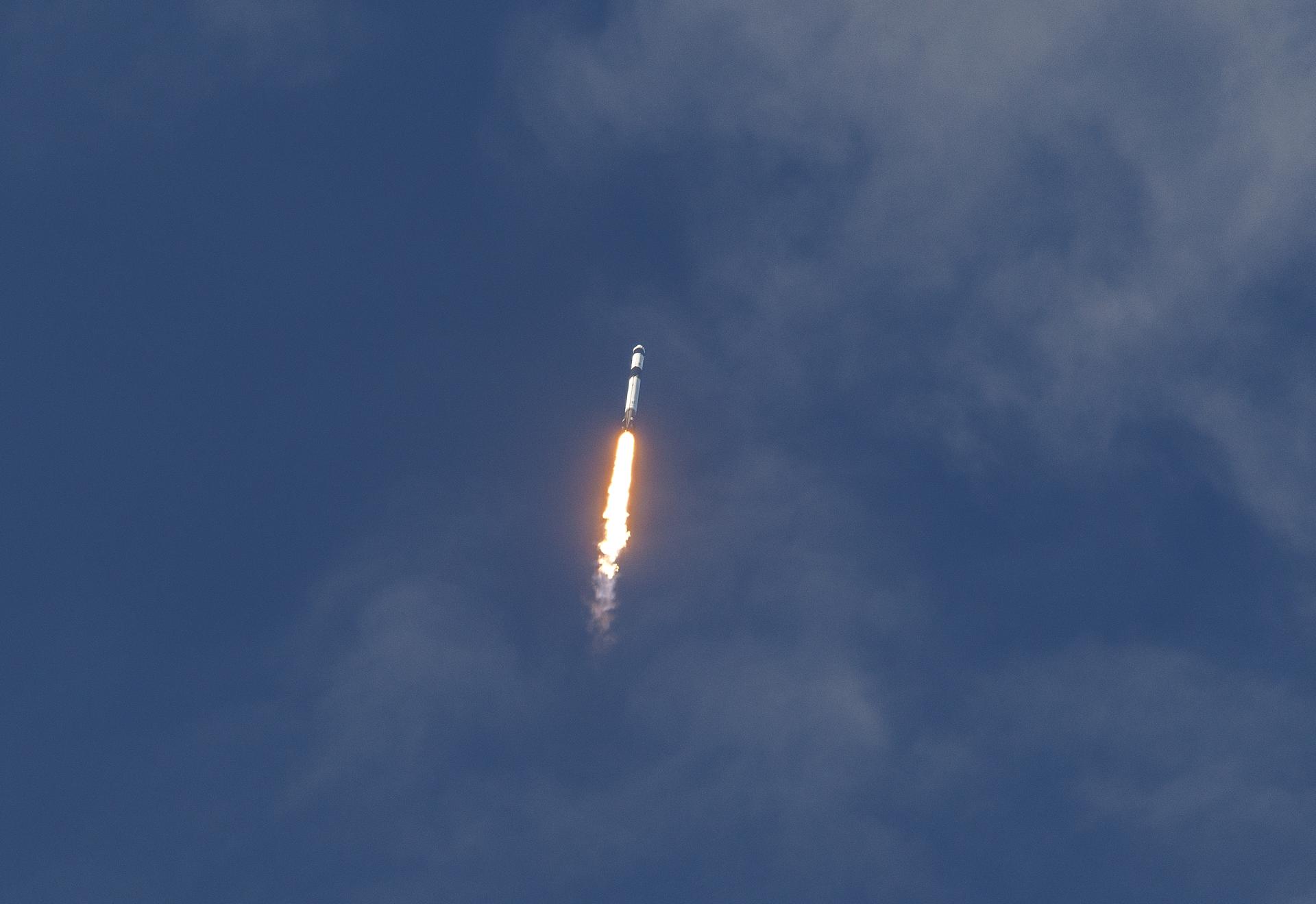 La misión CRS-34 de SpaceX de la NASA despega a bordo de una nave de carga Dragon en un cohete Falcon 9 desde el Complejo de Lanzamiento Espacial 40 en la Estación de la Fuerza Espacial de Cabo Cañaveral en Cabo Cañaveral, Florida, EE. UU., el 15 de mayo de 2026. EFE/CRISTÓBAL HERRERA-ULASHKEVICH