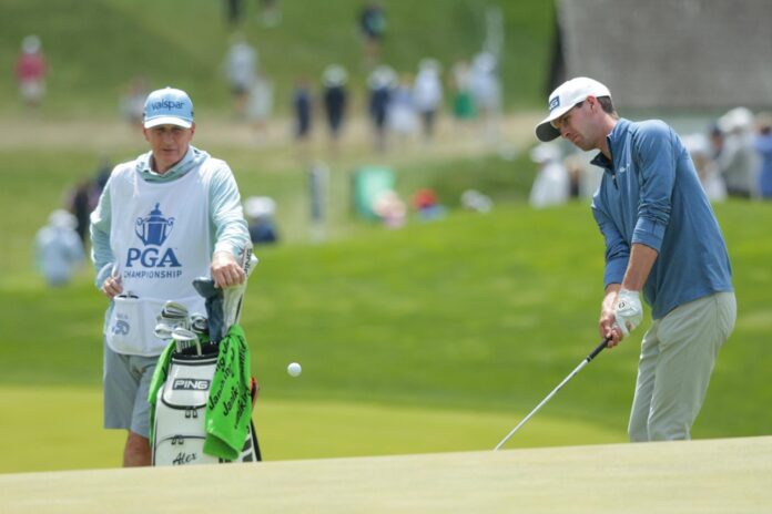 El estadounidense Alex Smalley hace un chip hacia el green del noveno hoyo durante la Ronda 2 del Campeonato de la PGA de 2026 en el Aronimink Golf Club en Newtown Square, Pensilvania (EE.UU.). EFE/STEVEN M. FALK

