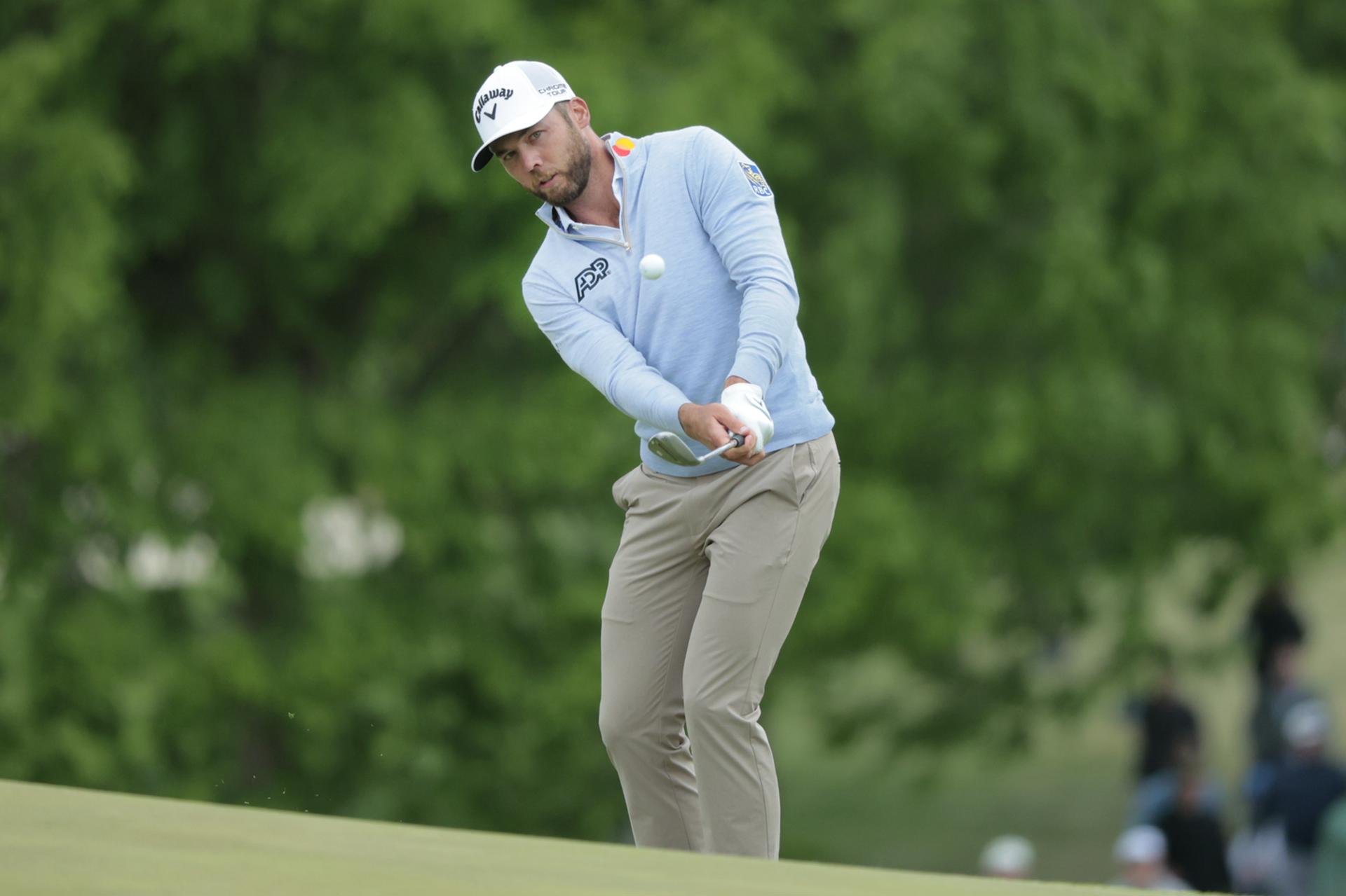 El estadounidense Sam Burns golpea la bola hacia el noveno green durante la segunda ronda del Campeonato de la PGA 2026 en el Aronimink Golf Club en Newtown Square, Pensilvania (EE.UU.). EFE/STEVEN M. FALK
