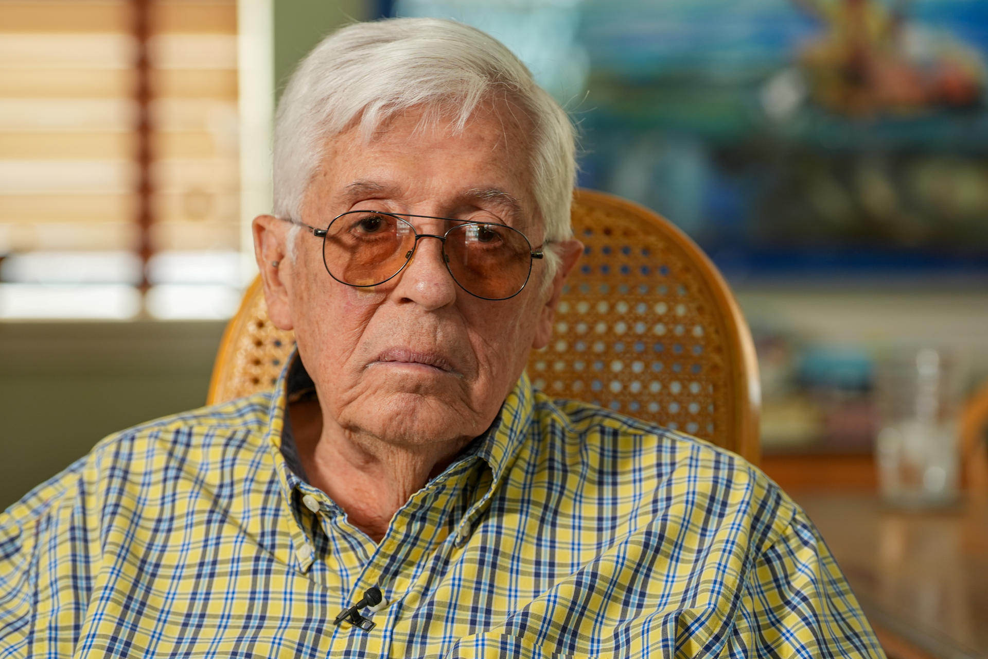 El fundador de Hermanos al Rescate, el cubano José Basulto, atiende a una llamada telefónica en su casa este viernes, en Miami (EE.UU.). EFE/ Alberto Boal
