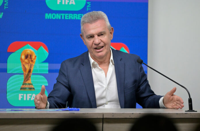 El entrenador de la Selección Mexicana de fútbol, Javier 'Vasco' Aguirre, habla en un panel mundialista este viernes, en el estadio Monterrey (México). EFE/Miguel Sierra

