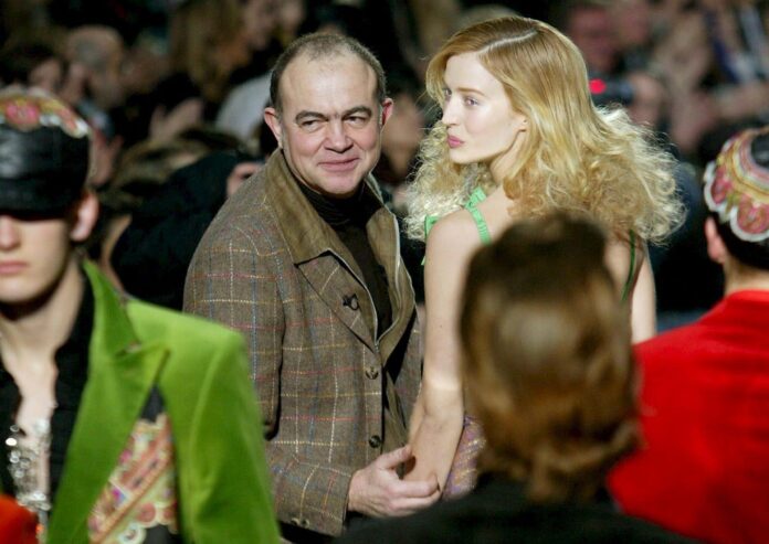 Lacroix saludaba al público, en marzo de 2025, al final de la presentación de su colección Otoño/Invierno 2005-06, en la Semana de la Moda de París. EFE/Olivier Hoslet/Archivo.
