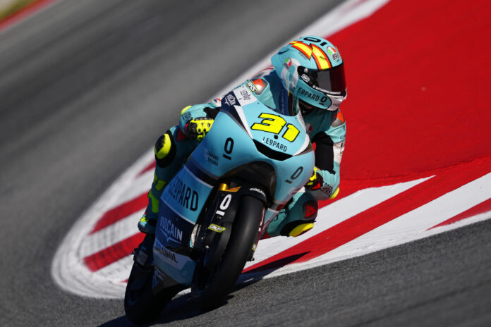 El piloto español de Moto3 Adrián Fernández, Leopard Racing, durante los entrenamientos libres, este sábado, para el Gran Premio de Cataluña en el circuito de Barcelona. EFE/Alejandro García
