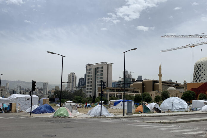 Tiendas de campaña de familias libanesas desplazadas en una plaza de Beirut. EFE/Noemí Jabois
