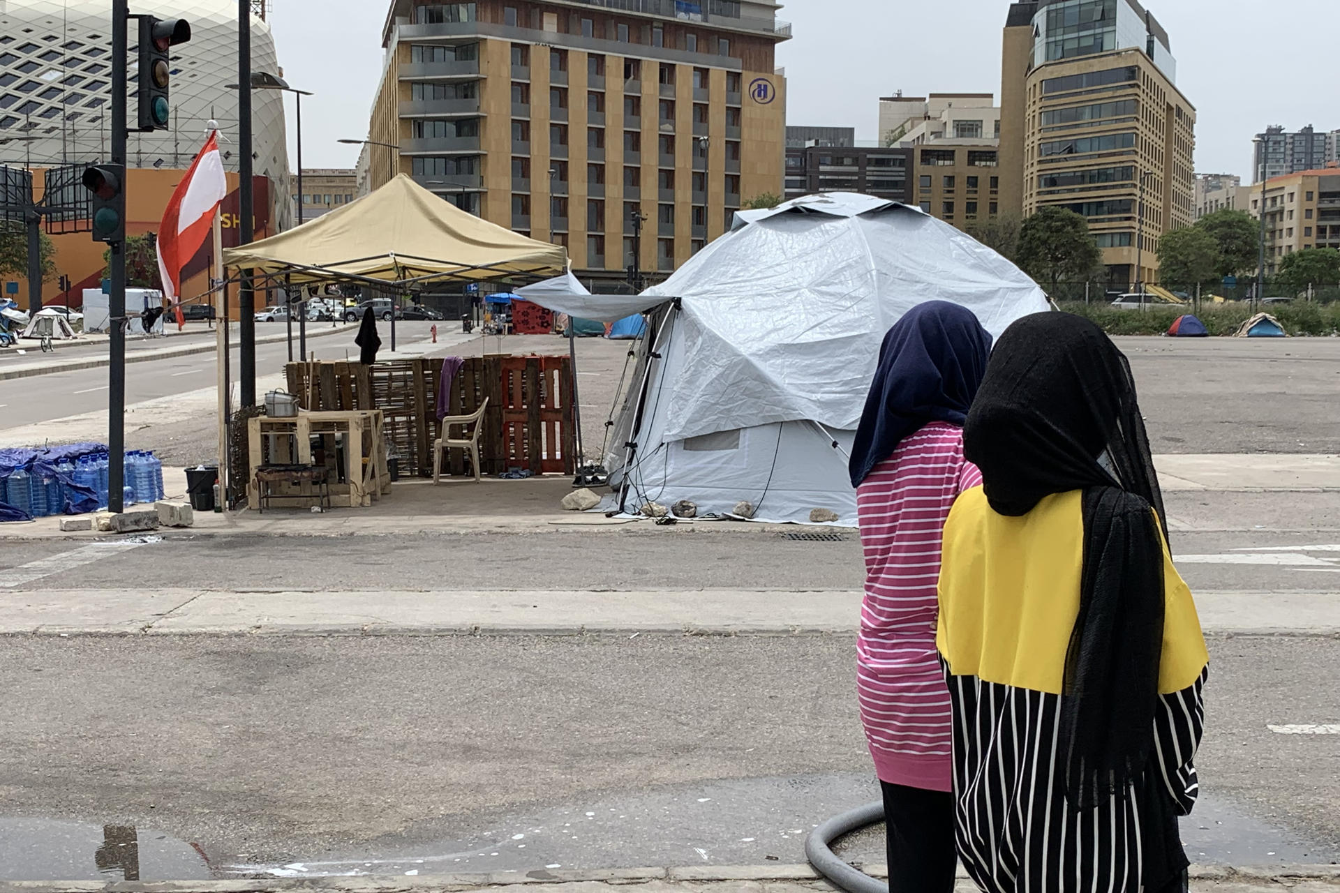Tiendas de campaña de familias libanesas desplazadas en una plaza de Beirut. EFE/Noemí Jabois
