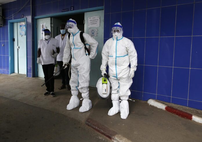 Imagen de los controles sanitarios en Costa de Marfil, uno de los países africanos afecados por el ébola. (Costa de Marfil, República Guinea) EFE/EPA/LEGNAN KOULA
