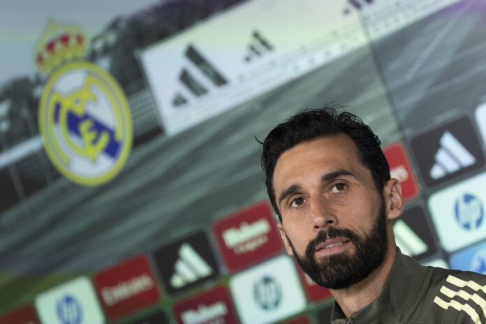 El entrenador del Real Madrid, Álvaro Arbeloa, durante la rueda de prensa previa al entrenamiento en la Ciudad Deportiva de Valdebebas. EFE/ Sergio Pérez

