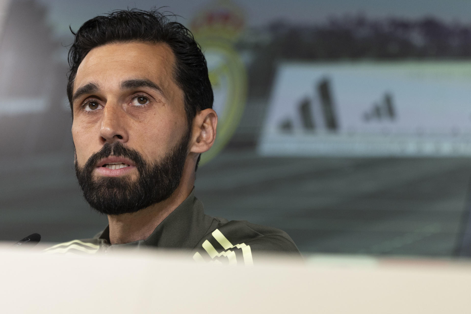 El entrenador del Real Madrid, Alvaro Arbeloa, en la rueda de prensa previa al entrenamiento en la Ciudad Deportiva de Valdebebas. EFE/ Sergio Pérez
