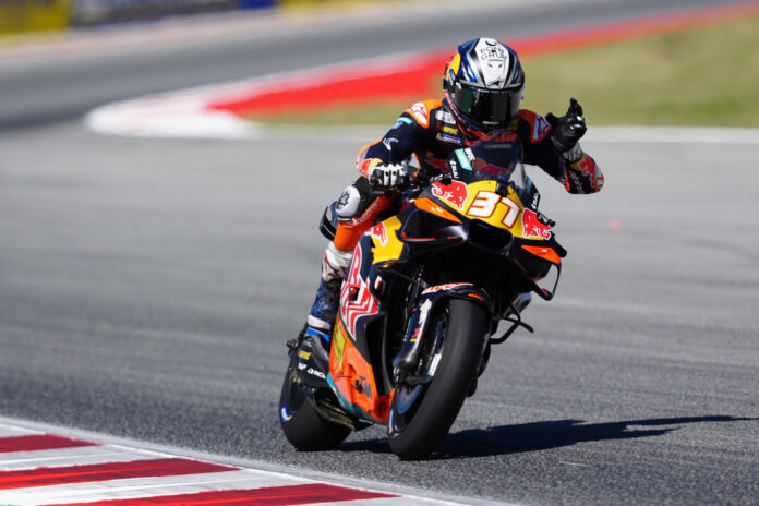 El piloto español de MotoGP Pedro Acosta, Red Bull KTM Factory Racing, durante los entrenamientos libres, este sábado, para el Gran Premio de Cataluña en el circuito de Barcelona. EFE/Alejandro García

