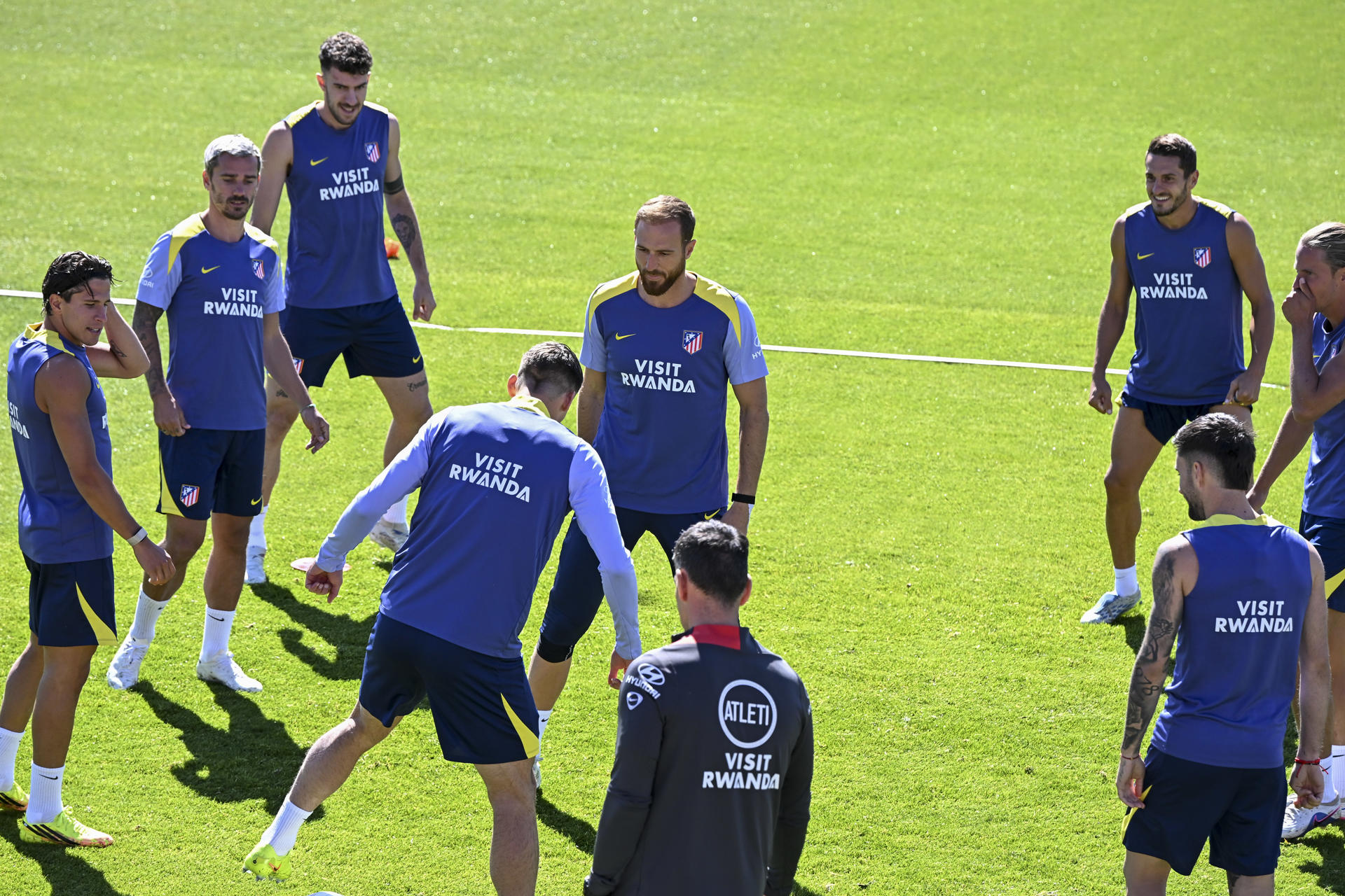 Jan Oblak, en un ejercicio del entrenamiento. EFE/ Fernando Villar
