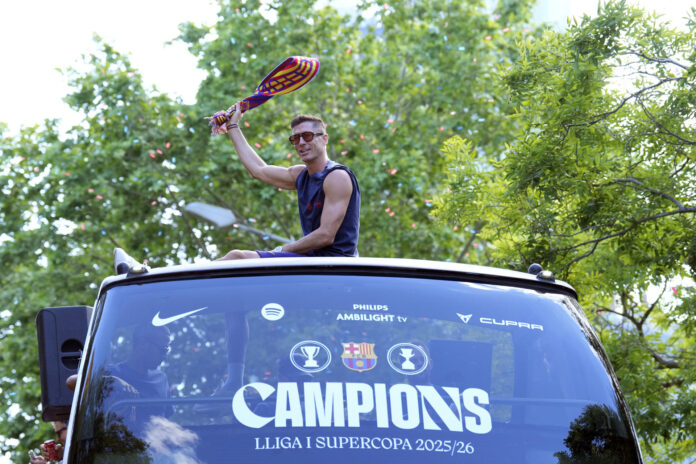 El delantero polaco del FC Barcelona, Robert Lewandowski, celebra la consecución del título de Liga durante la rúa del equipo azulgrana, el pasado lunes. EFE/Alejandro García
