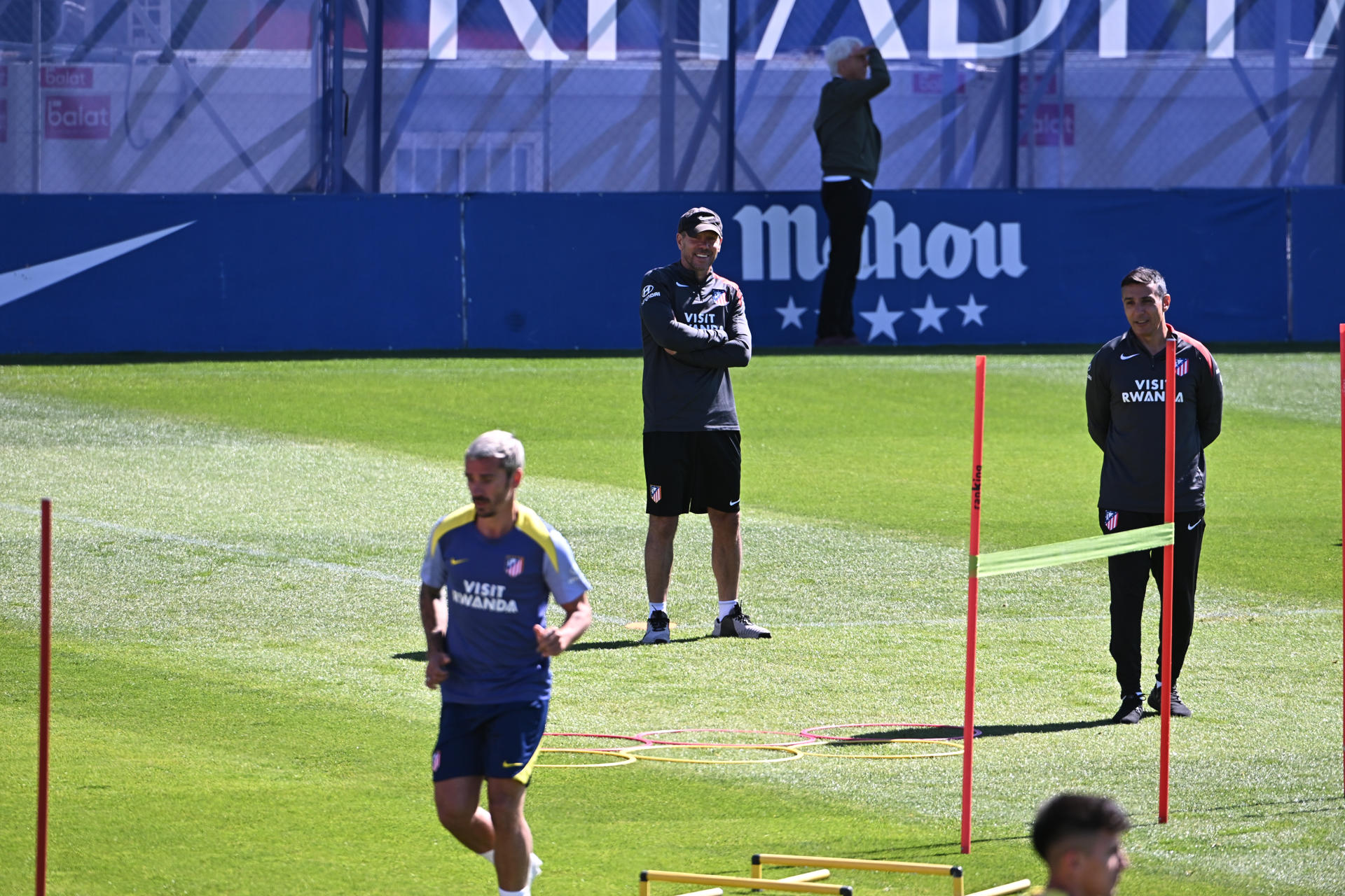Simeone observa a Griezmann en el entrenamiento. EFE/ Fernando Villar

