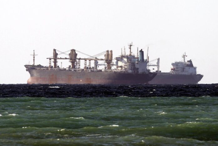 Imagen de archivo de un petrolero cruzando el Estrecho de Ormuz, en Omán. EFE/Ali Haider
