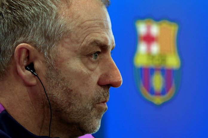 El entrenador del FC Barcelona, Hansi Flick, durante la rueda de prensa posterior al entrenamiento que el equipo azulgrana ha realizado este sábado. EFE/Alberto Estévez
