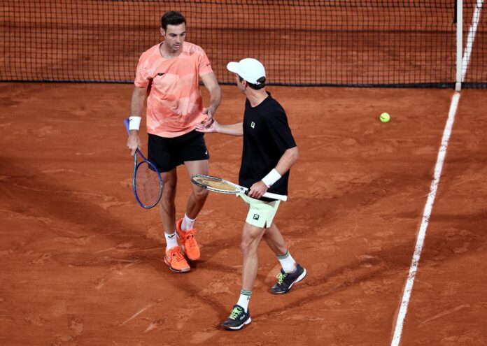 El español Marcel Granollers (I) y el argentino Horacio Zeballos se clasificaron este sábado para la final del Masters 1.000 de Roma. EFE/Archivo
