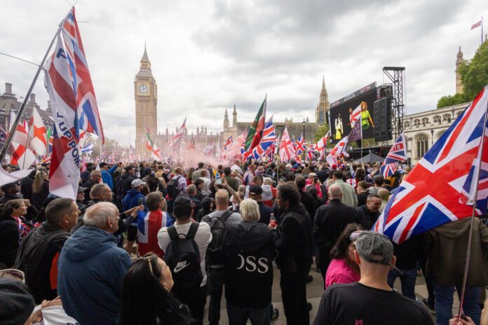 Participantes en la manifestación ultraderechista 'Unite the Kingdom' frente al Parlamento en Londres, este sábado. EFE/EPA/TAYFUN SALCI
