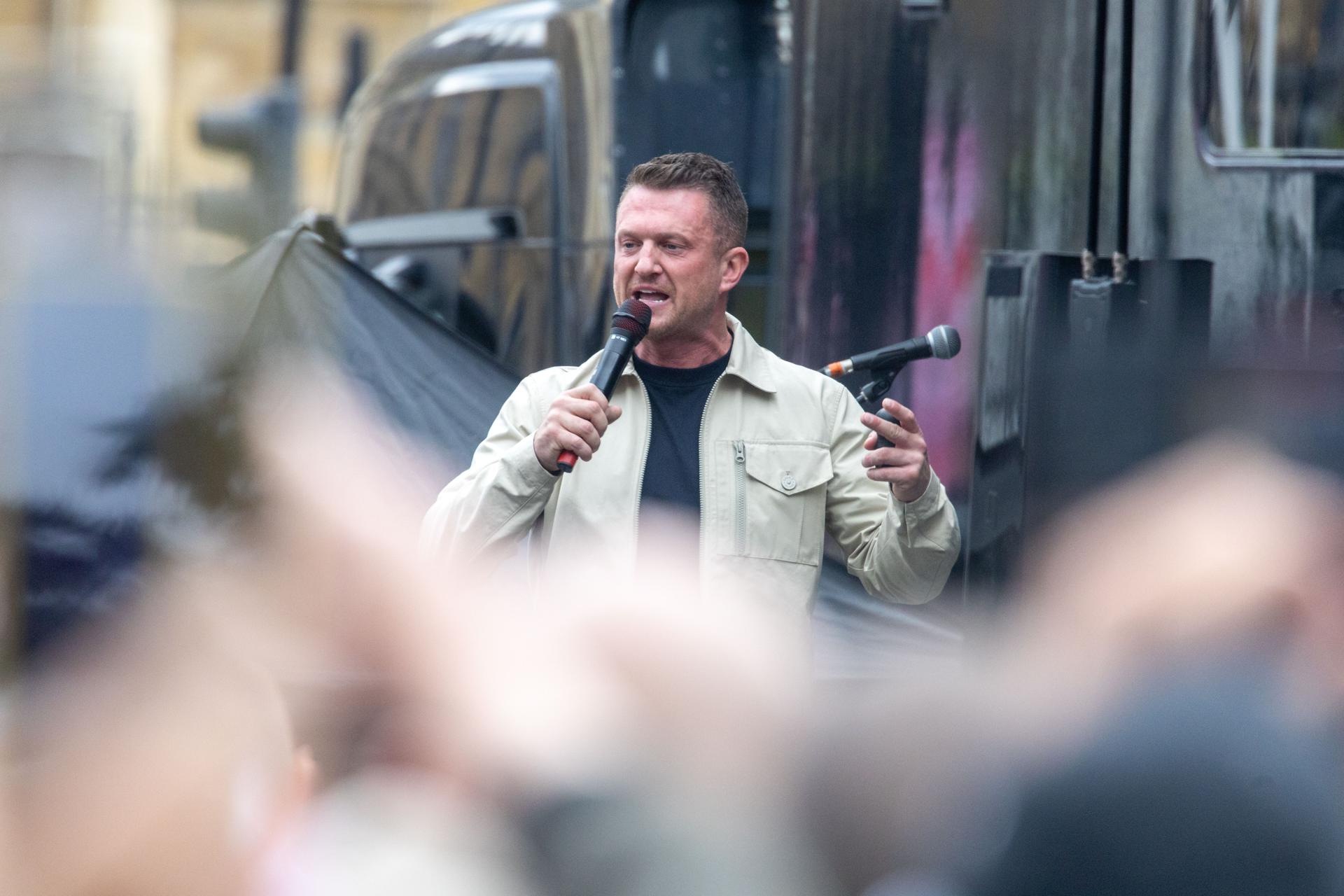 El activista de extrema derecha Tommy Robinson habla este sábado en la manifestación 'Unite the Kingdom' en Londres. EFE/EPA/TAYFUN SALCI
