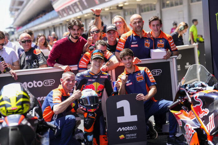 El piloto argentino de Moto3 Valentin Perrone, Red Bull KTM Tech3, celebra la 'pole position' tras los entrenamientos libres, este sábado, para el Gran Premio de Cataluña en el circuito de Barcelona. EFE/ Alejandro Garcia
