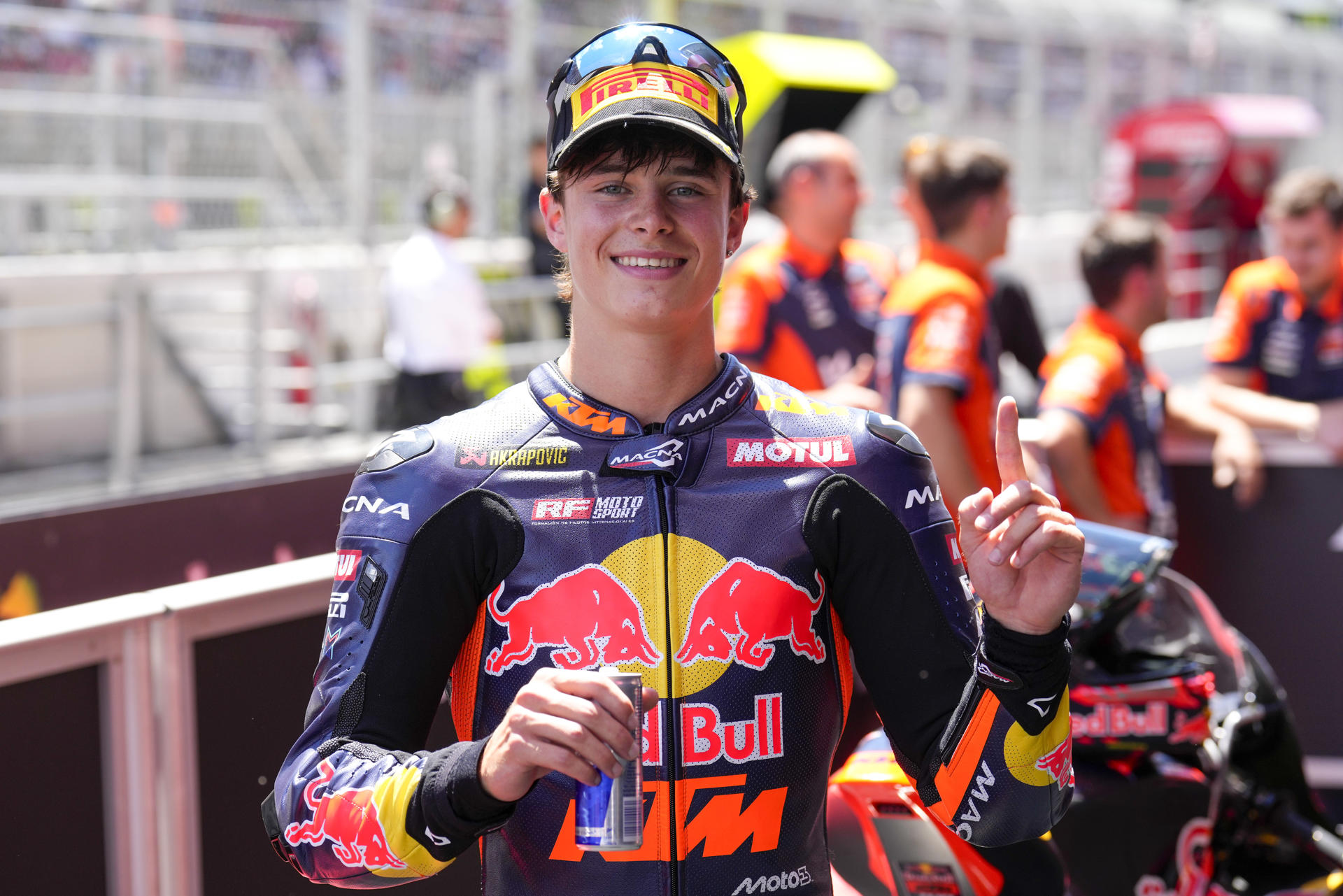 El piloto argentino de Moto3 Valentin Perrone, Red Bull KTM Tech3, celebra la 'pole position' tras los entrenamientos libres, este sábado, para el Gran Premio de Cataluña en el circuito de Barcelona. EFE/ Alejandro Garcia
