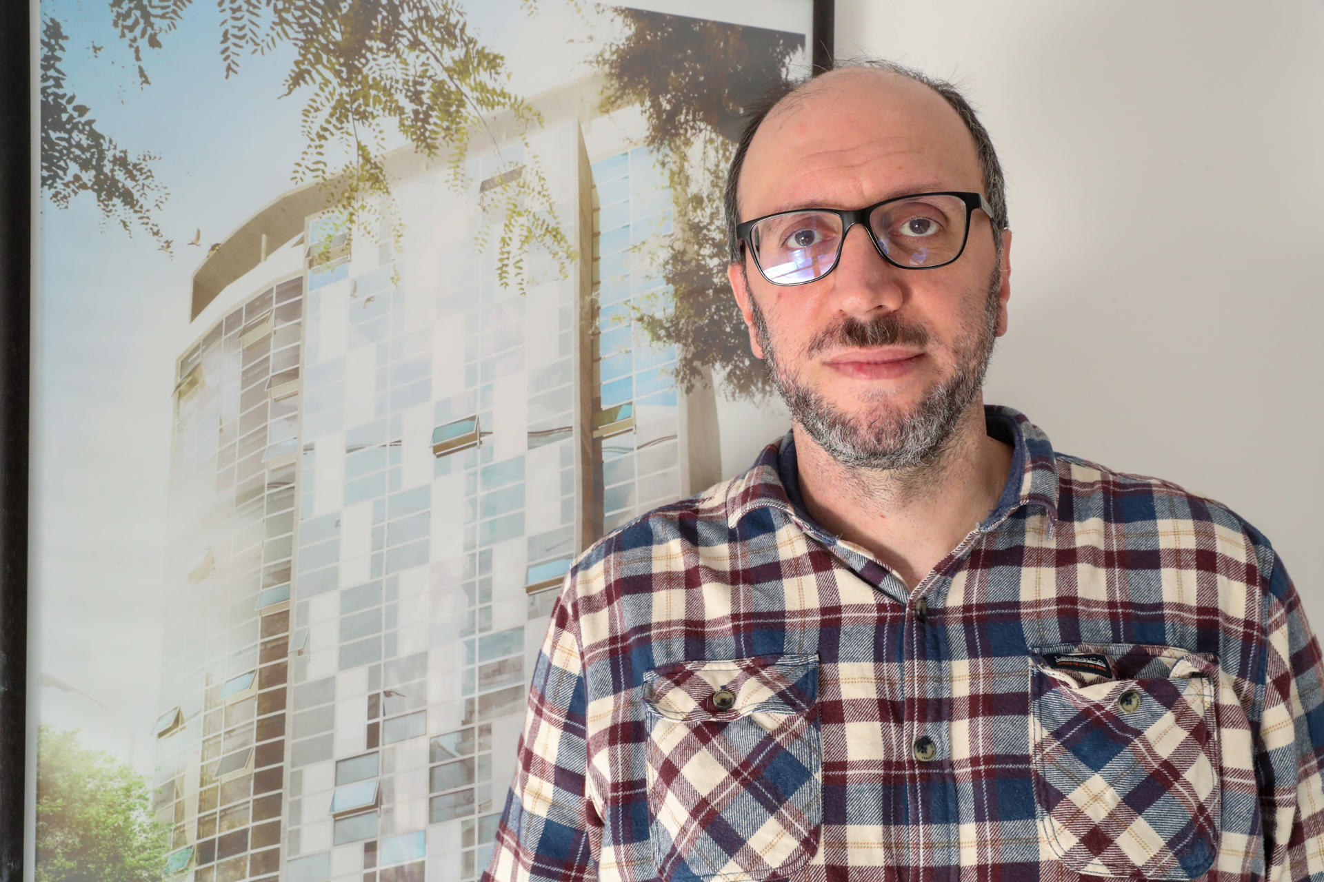 El integrante del Núcleo Interdisciplinario de Estudios sobre Psicodélicos Arché, Ismael Apud, posa durante una entrevista con EFE en Montevideo (Uruguay).EFE/ Raúl Martínez
