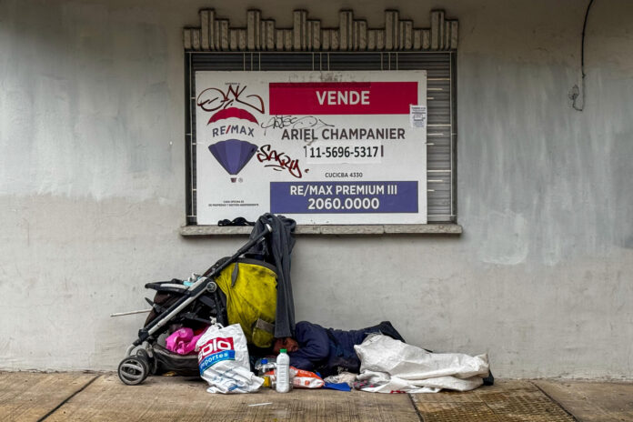 Fotografía que muestra a una persona durmiendo en una calle en Buenos Aires (Argentina). EFE/ Juan Ignacio Roncoroni
