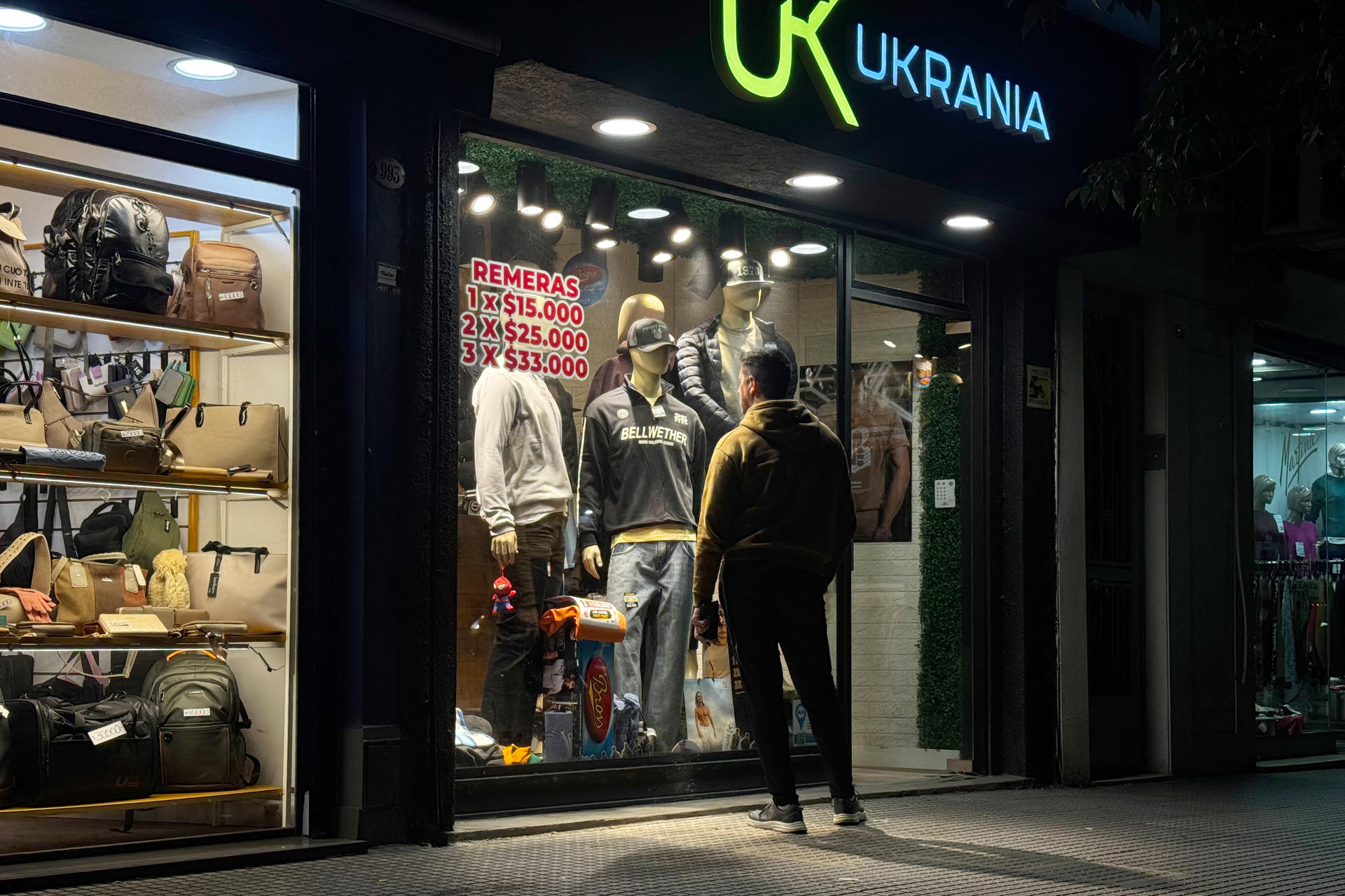 Una persona observa la vitrina de un establecimiento comercial en Buenos Aires (Argentina). EFE/ Juan Ignacio Roncoroni
