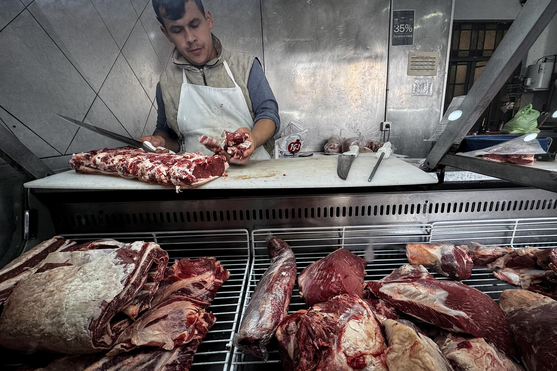 Una persona trabaja en una carnicería en Buenos Aires (Argentina). EFE/ Juan Ignacio Roncoroni
