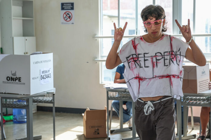 Fotografía de archivo de un joven reaccionando en un punto de votación en Lima (Perú). EFE/ Aldair Mejía
