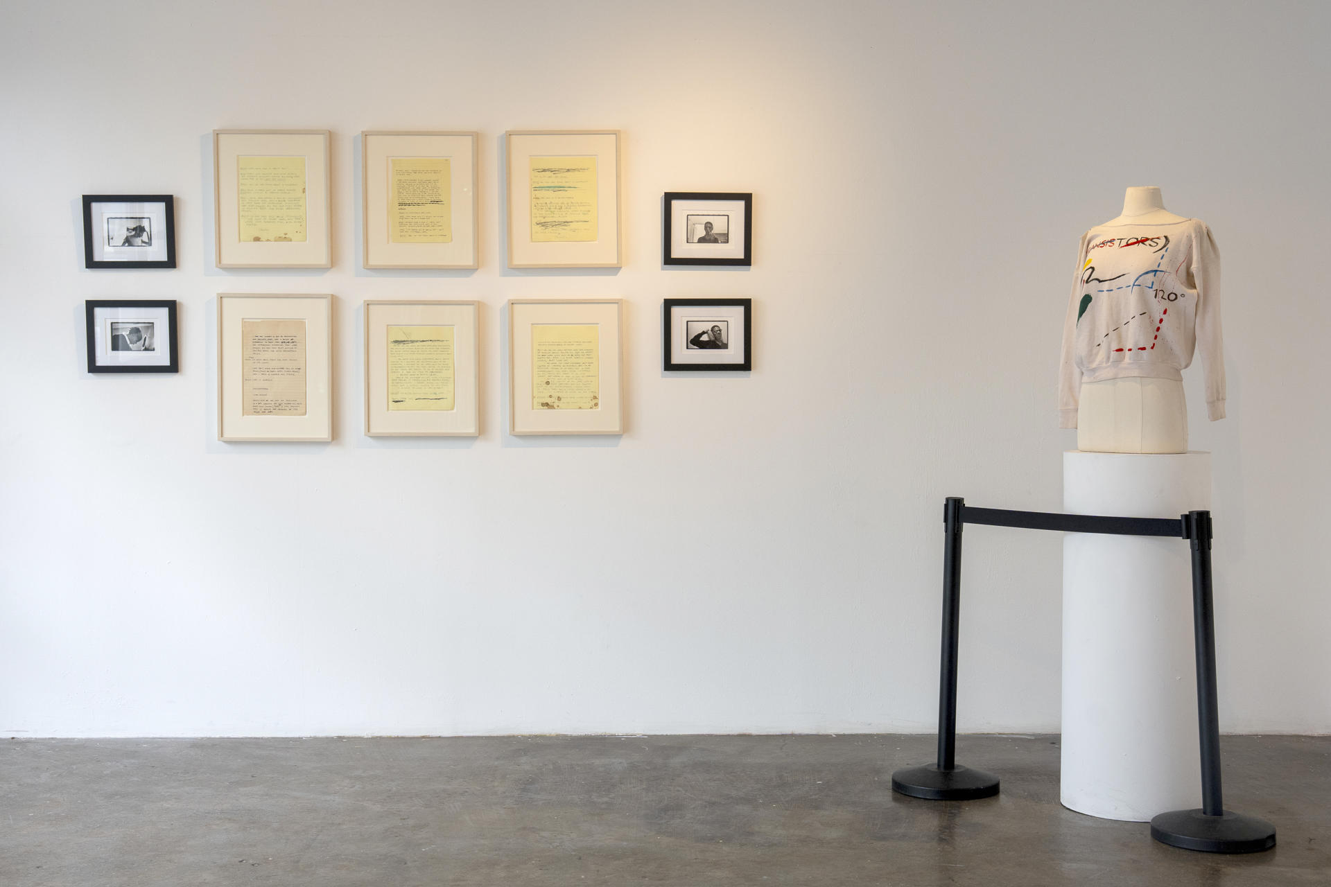 Fotografía que muestra obras del artista estadounidense Jean-Michel Basquiat durante una exposición en The Bishop Gallery en Nueva York (EE.UU.). EFE/ Ángel Colmenares
