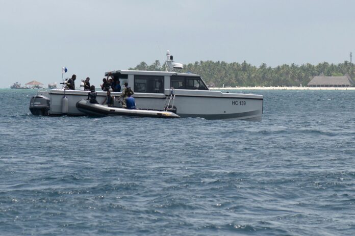 Un buzo de la Fuerza de Defensa Nacional de Maldivas (MNDF) falleció este sábado mientras participaba en las labores de rescate de los cuerpos de los cuatro turistas italianos desaparecidos desde el pasado jueves cuando buceaban en cuevas a más de 50 metros de profundidad en el atolón de Vaavu. EFE/EPA/SOPHIA NASIF
