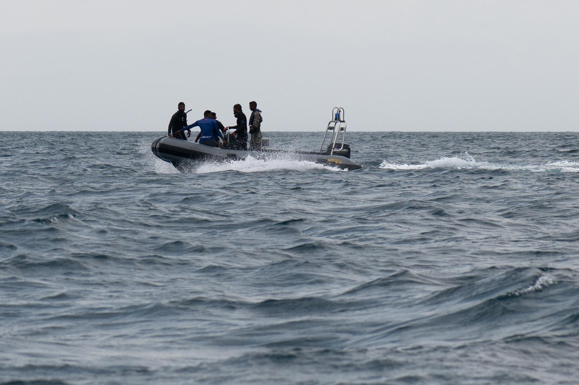 Un buzo de la Fuerza de Defensa Nacional de Maldivas (MNDF) falleció este sábado mientras participaba en las labores de rescate de los cuerpos de los cuatro turistas italianos desaparecidos desde el pasado jueves cuando buceaban en cuevas a más de 50 metros de profundidad en el atolón de Vaavu. EFE/EPA/SOPHIA NASIF
