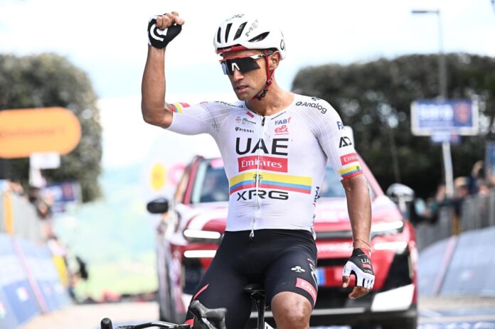 El ecuatoriano Jhonatan Narváez (UAE Team Emirates XRG) se impuso este sábado en la octava etapa del Giro de Italia, disputada entre Chieti y Fermo, Italia. EFE/EPA/LUCA ZENNARO
