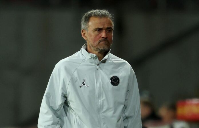 El entrenador del París Saint Germain (PSG), Luis Enrique en Lens, Francia. EFE/EPA/MOHAMMED BADRA
