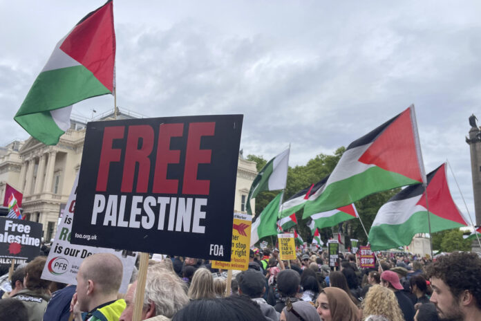 Manifestantes recorren Londres para conmemorar la 'Nakba', el éxodo de la población palestina en 1948. EFE/ Luis Campello
