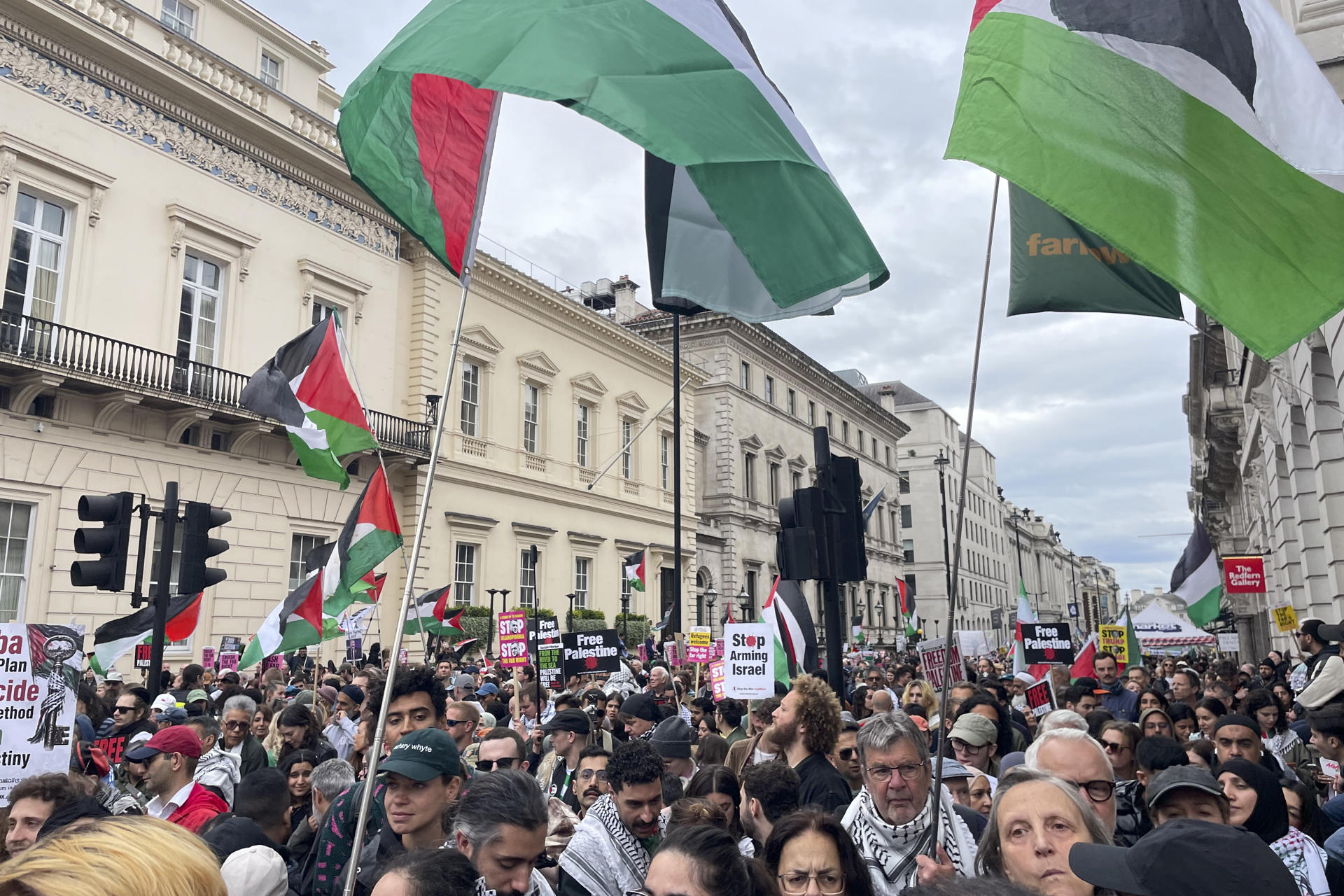 Miles de personas se congregaron en el centro de Londres para participar en dos manifestaciones distintas: la convocada por el ultraderechista Tommy Robinson y otra para conmemorar la 'Nakba', el éxodo de la población palestina en 1948. En la imagen, un momento de la concentración pro-palestina. EFE/ Luis Campello

