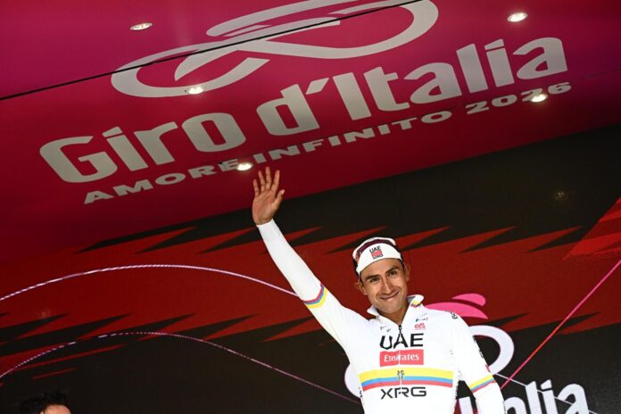 El ciclista ecuatoriano Jhonatan Narváez (UAE Team Emirates XRG) celbra su victoria en el podio de Fermo, Italia. EFE/EPA/LUCA ZENNARO
