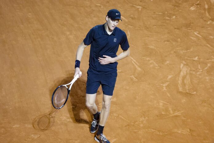 El italiano Jannik Sinner hace gestos de dolor en la ssemifinales de Roma. EFE/EPA/FABIO FRUSTACI
