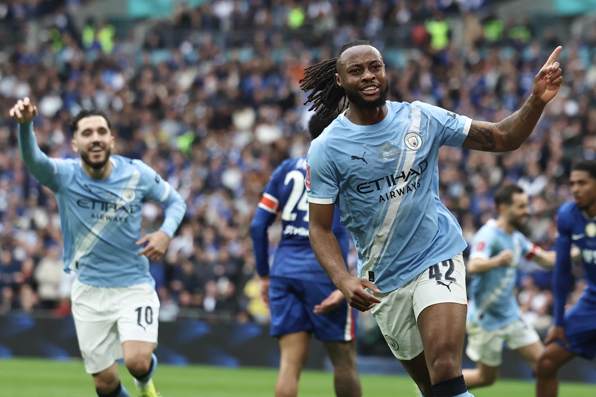 El jugador del Manchester City Antoine Semenyo (d) celebra el 0-1 durante la final de la FA Cup que han jugado Chelsea FC y Manchester City, en Londres, Reino Unido. EFE/EPA/NEIL HALL
