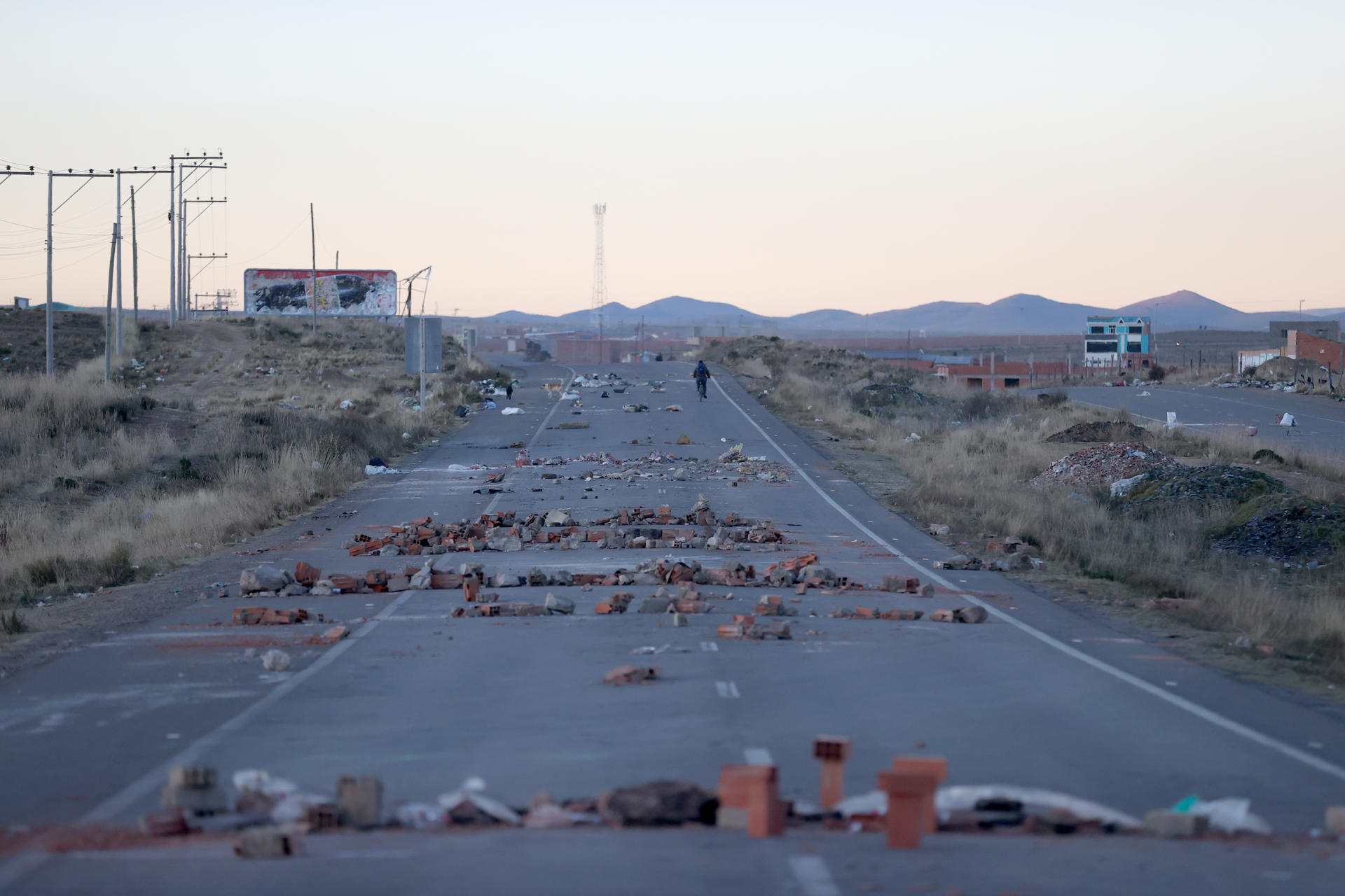 Fotografía de una carretera bloqueada con escombros en Achica Arriba (Bolivia). EFE/ Luis Gandarillas
