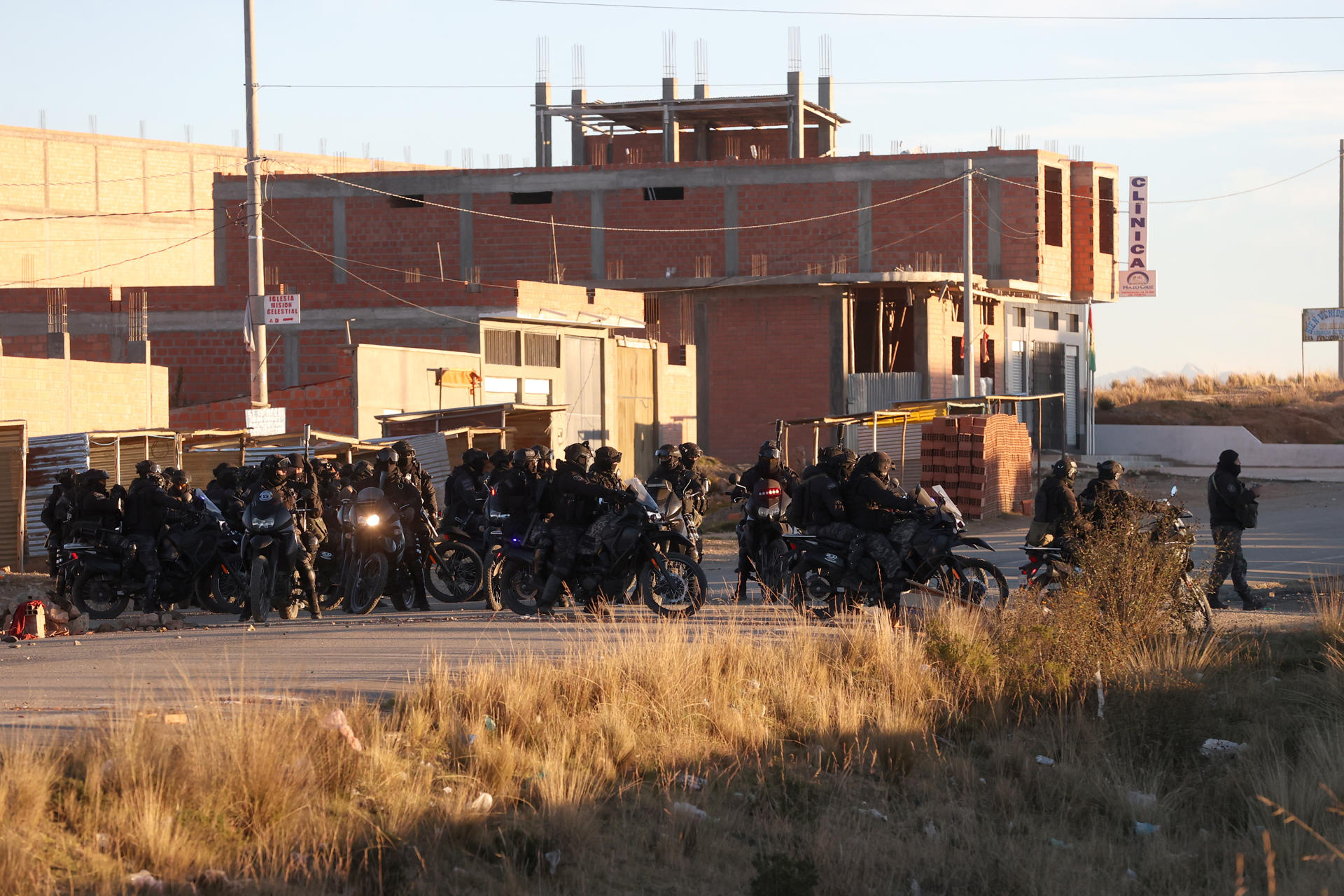 Integrantes de las Fuerzas Armadas llegan a un operativo en Achica Arriba (Bolivia). EFE/ Luis Gandarillas
