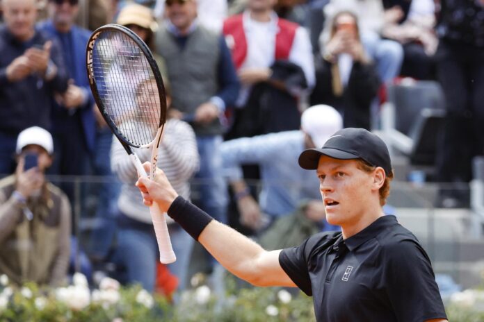 El italiano Jannik Sinner celebra su victoria ante el ruso Daniil Medvedev en Roma. EFE/EPA/FABIO FRUSTACI
