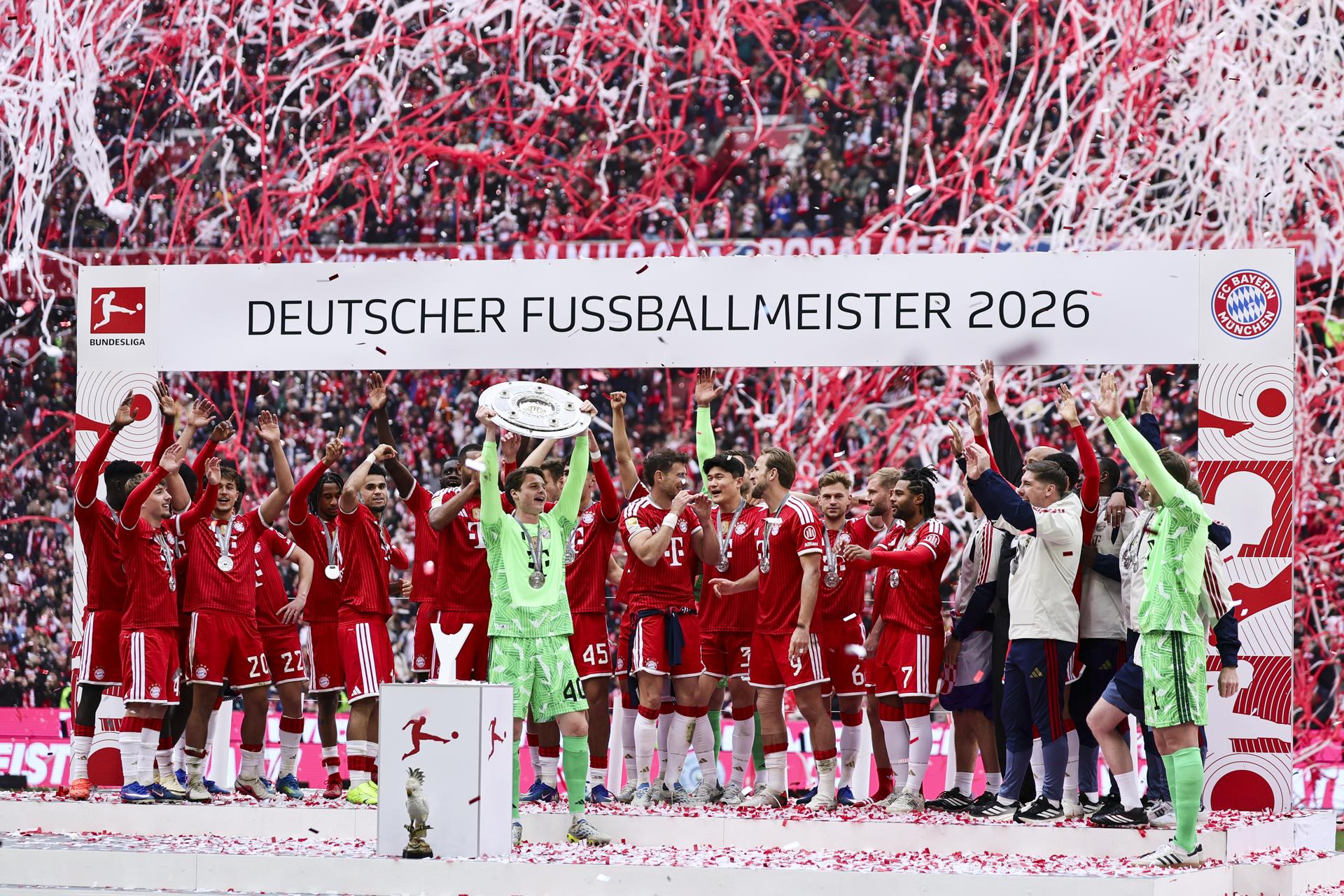 Los jugadores del Bayern celebran el título tras el partido de la Bundesliga que j¡han jugado Bayern Munich y 1. FC Cologne en Múnich, Alemania. EFE/EPA/RONALD WITTEK
