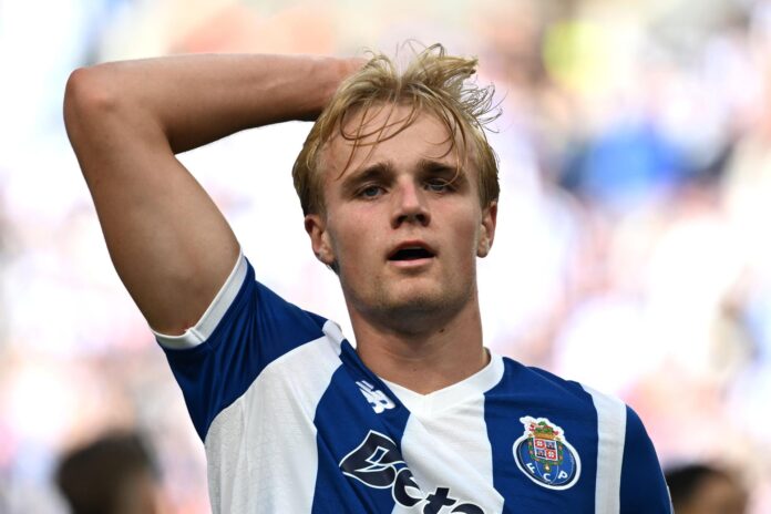 El jugador del FC Porto Victor Froholdt celebra el 1-0 durante el partido de la Liga Portuguesa que han jugado FC Porto y Santa Clara, en Oporto, Portugal.. EFE/EPA/FERNANDO VELUDO
