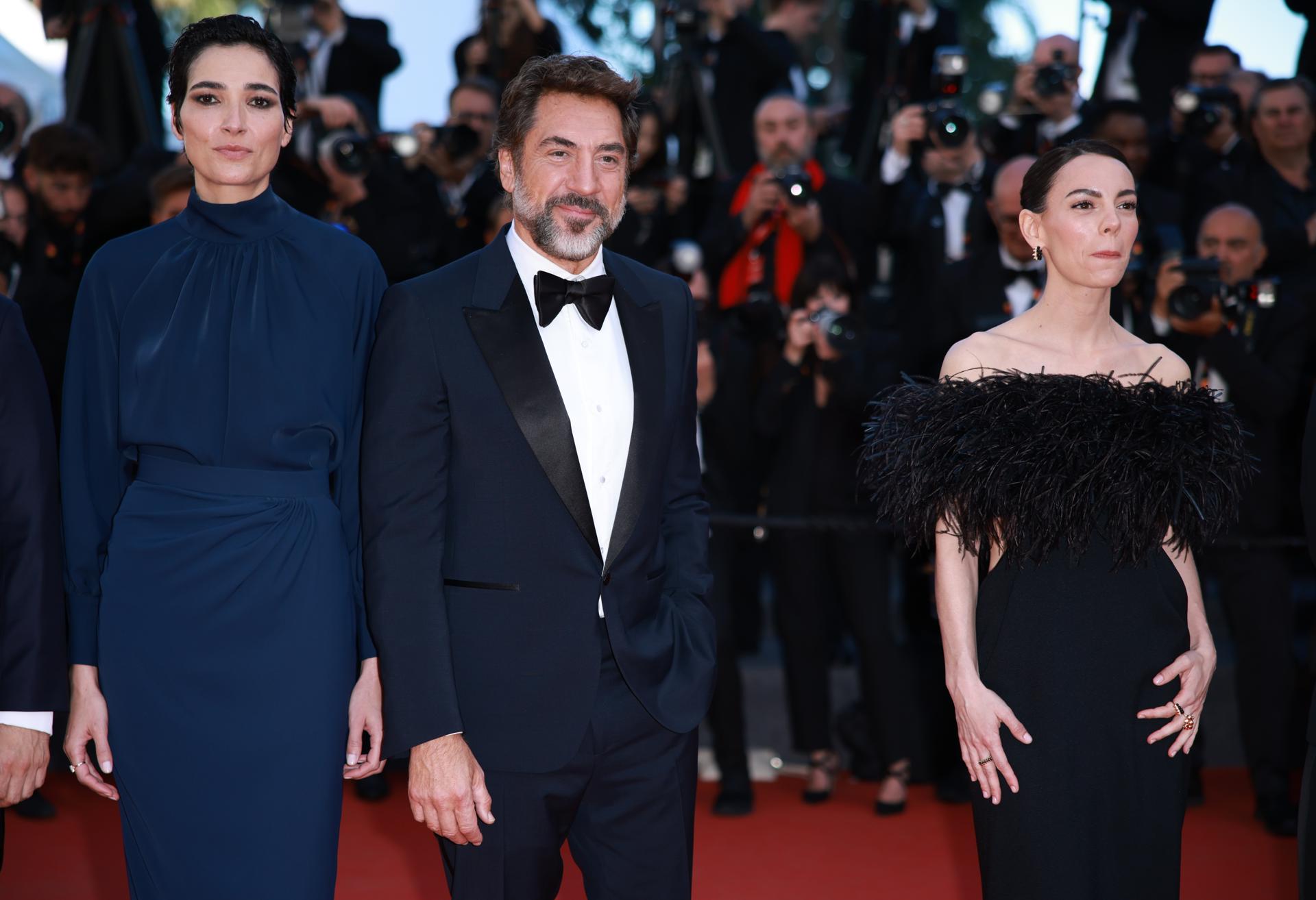 (I-D) Isabel Peña, Javier Bardem y Victoria Luengo asisten al estreno de 'El Ser Querido' durante la 79ª edición del Festival de Cine de Cannes. EFE/EPA/CLEMENS BILAN
