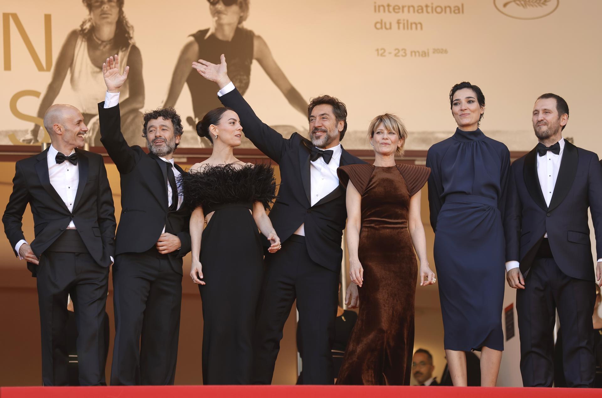 (I-D) El productor Nacho Lavilla, el director Rodrigo Sorogoyen, Victoria Luengo, Javier Bardem, Marina Fois, Isabel Pena y Raúl Arévalo asisten al estreno de 'El Ser Querido' durante la 79ª edición del Festival de Cine de Cannes. EFE/EPA/TERESA SUAREZ
