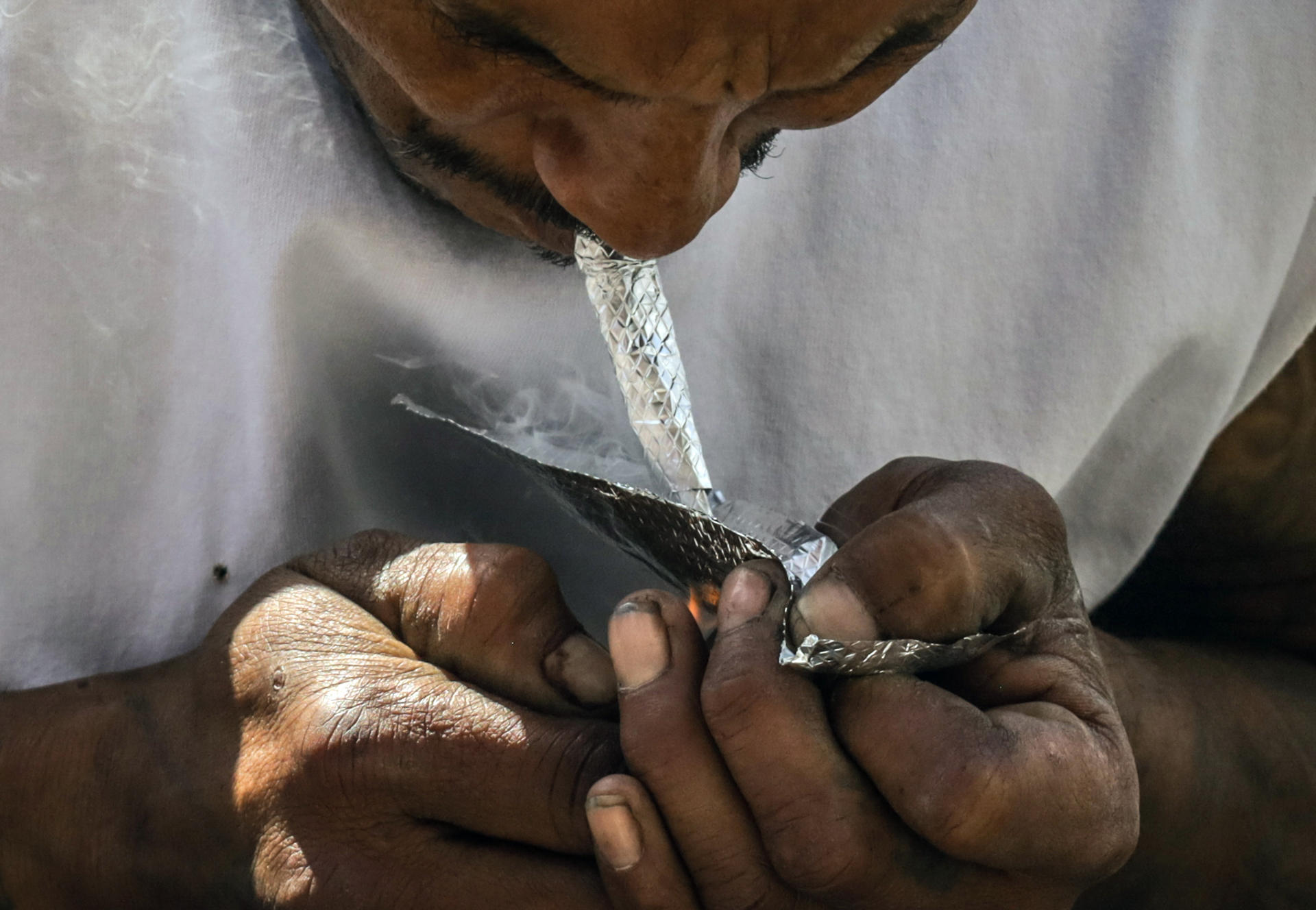 Una persona consume drogas en una calle este sábado en Tijuana (México). EFE/Joebeth Terríquez

